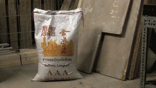 China: Sack Reis umgefallen